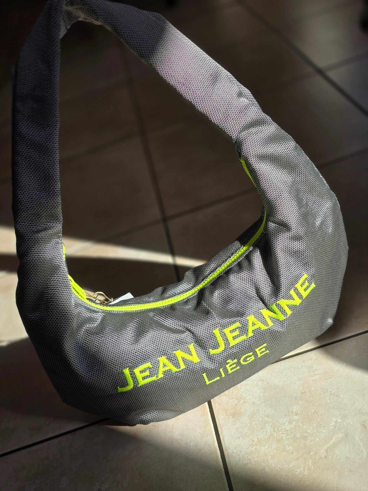 Sac Demi-Lune argenté avec broderie jaune fluo