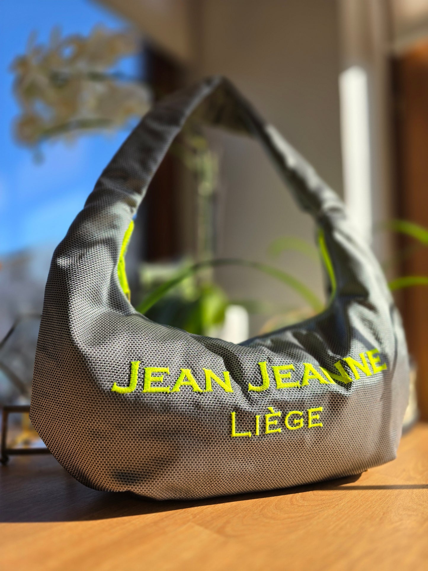 Sac Demi-Lune argenté avec broderie jaune fluo